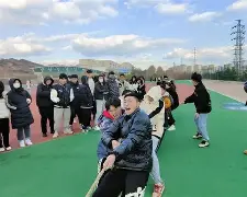 青岛黄海球员全力以赴，为球队争取机会()