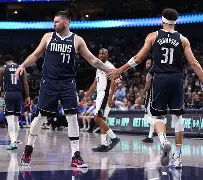 独行侠外线发挥出色，多点开花遥遥领先()