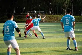 甘肃队在上一场比赛中表现出色，成功占据领先位置()