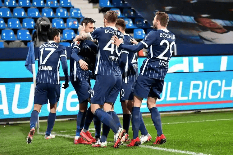 明斯特队在比赛中全力拼搏取得胜利()