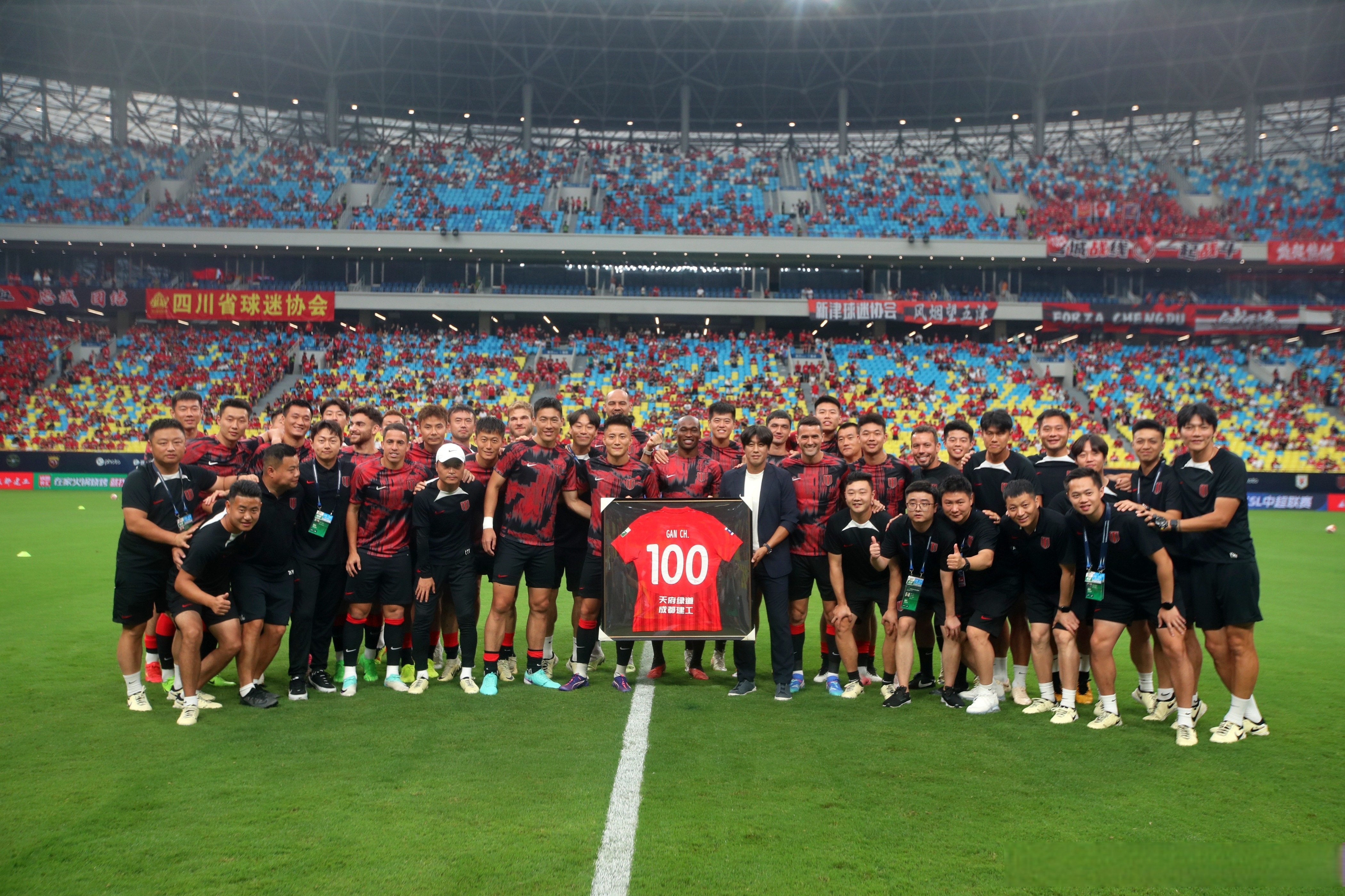 足球明星在亚洲俱乐部足球锦标赛中闪耀登场()