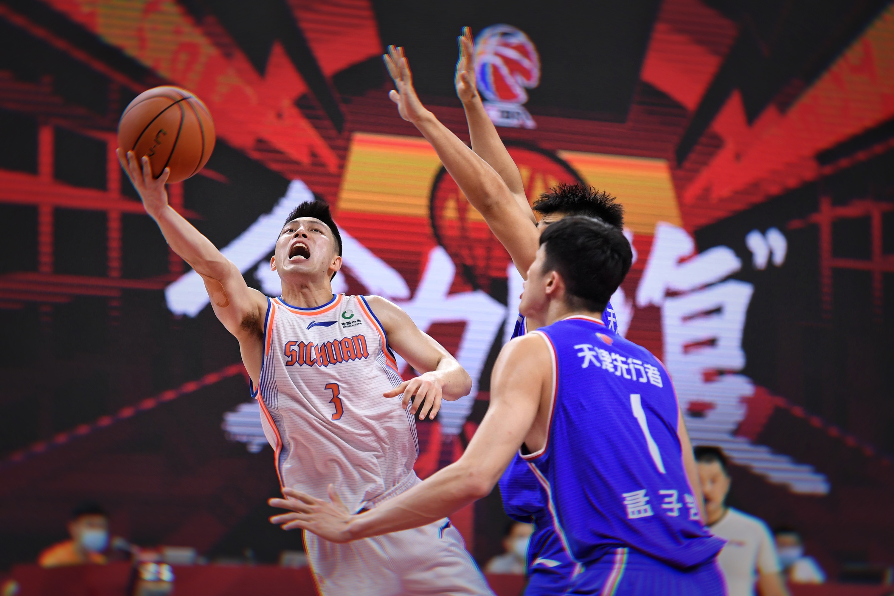 铁血球员奋力拼搏，助力球队跻身胜者行列(重生之篮球鬼才)